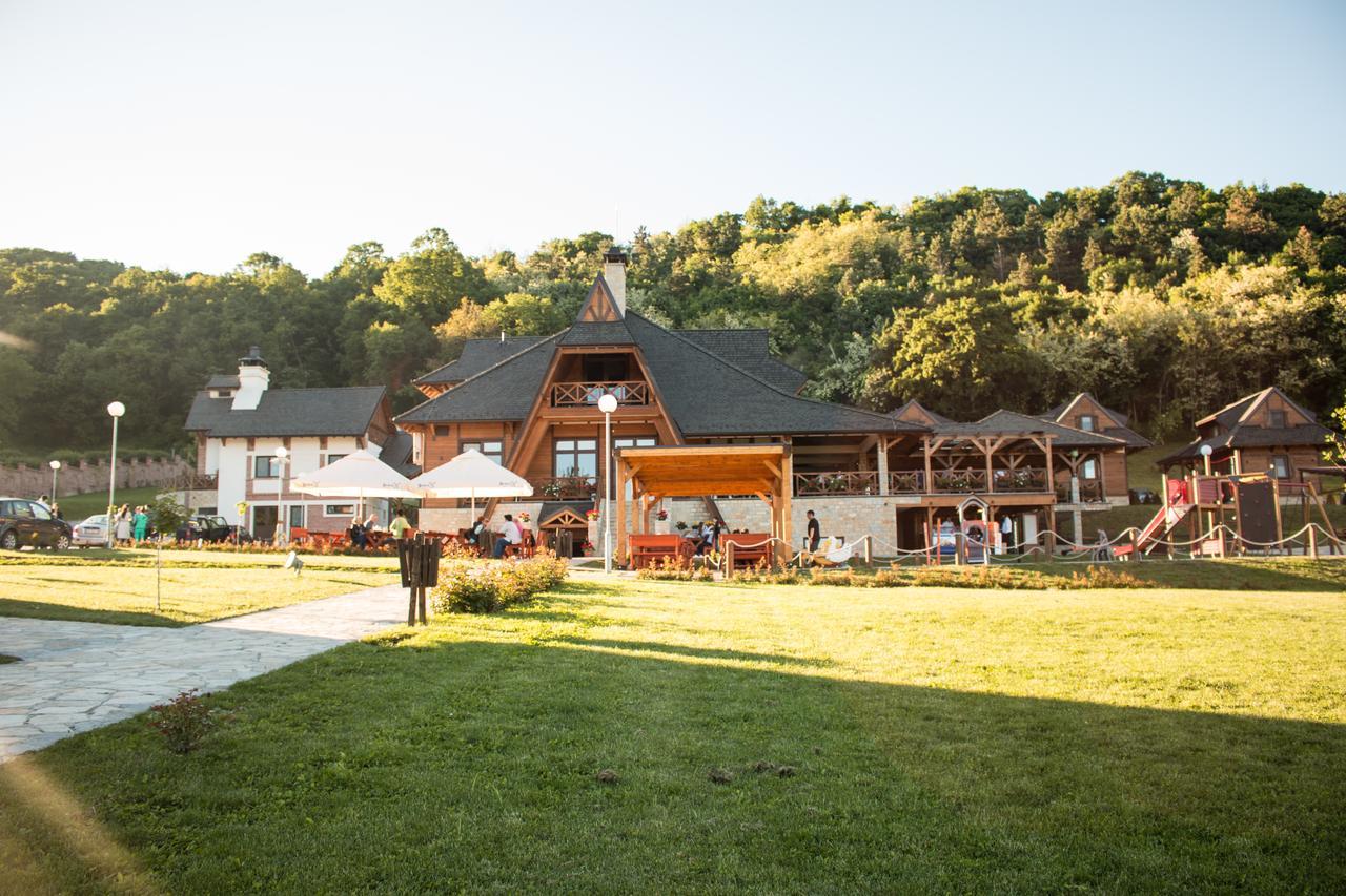 Etno Naselje Vrdnicka Kula Bed and Breakfast Vrdnik Buitenkant foto